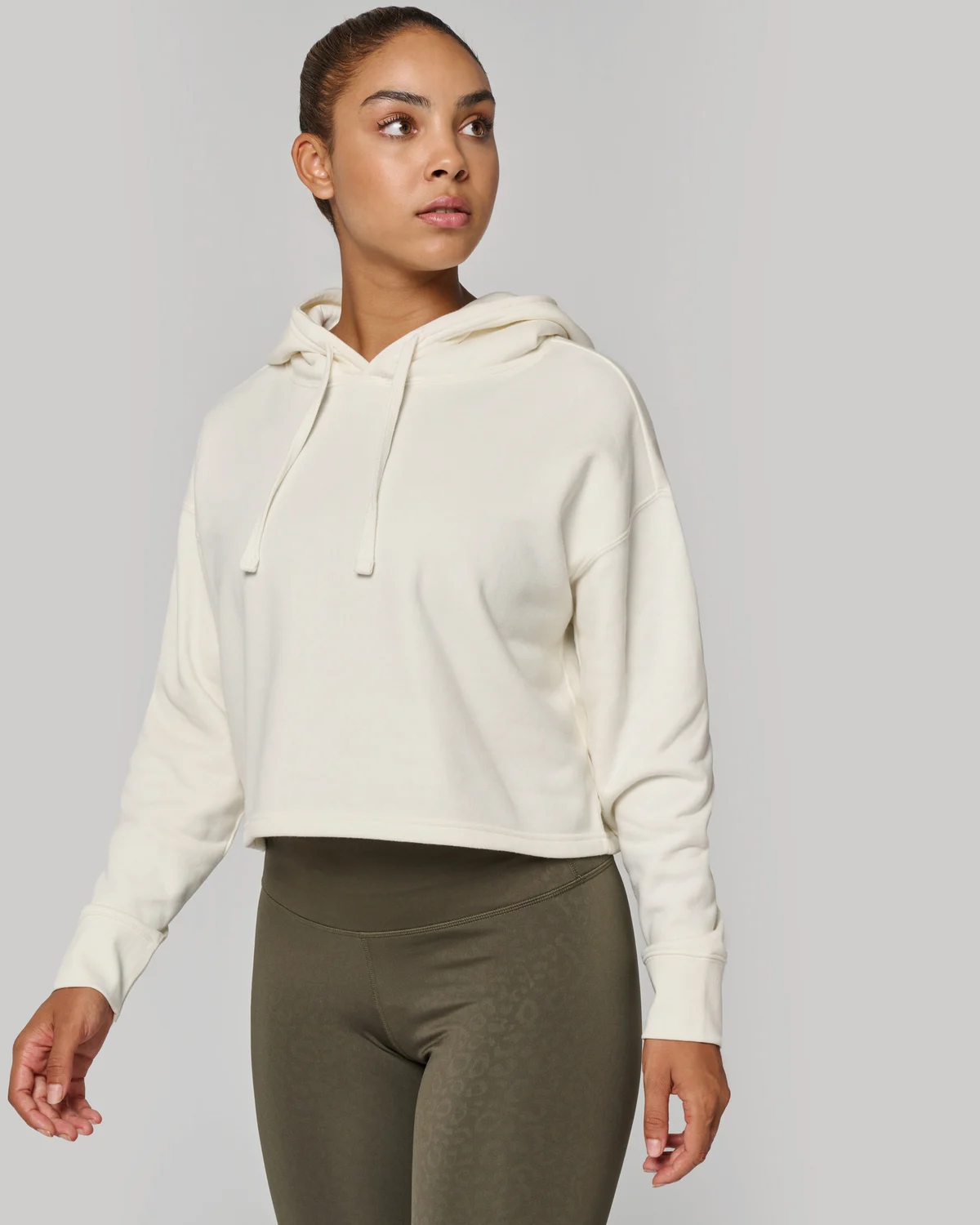 PROACT PA396 Cropped damessweater met capuchon gedragen door een model