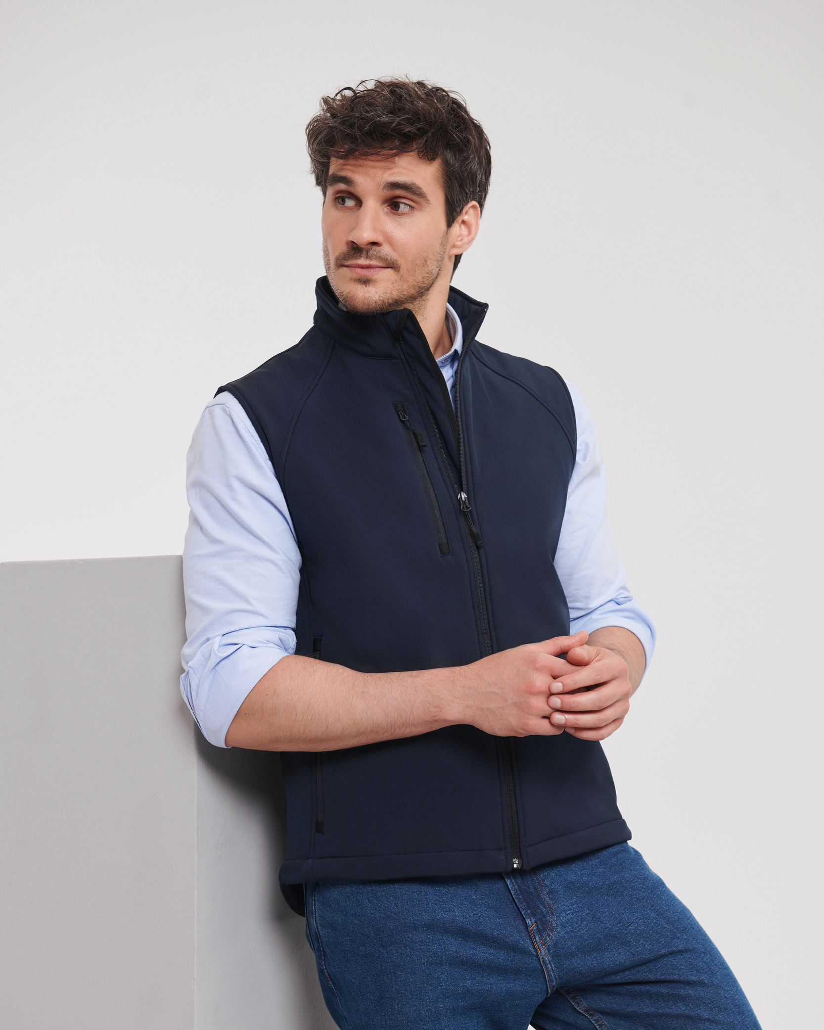 Russell RU141M heren softshellbodywarmer gedragen door een model
