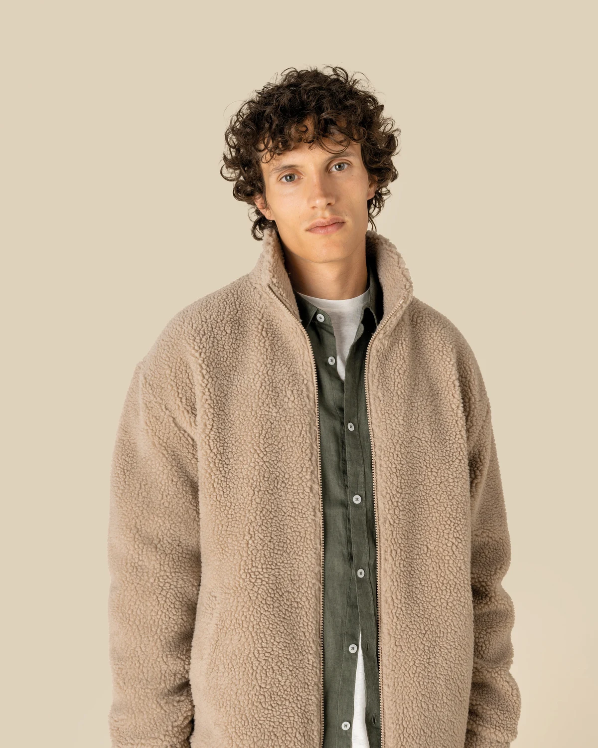Spasso SP404 Uniseks sweater van sherpa met rits en afhangende schouders modelfoto